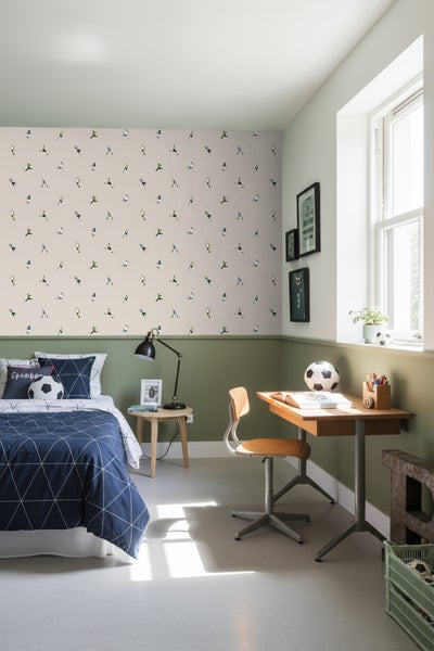 Helles Jugendzimmer mit Bett, Schreibtisch und Fußballmotiven an der Wand