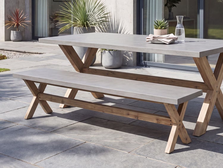 Gartentisch und Gartenbank mit Betonplatte und Beinen aus Massivholz auf einer Terrasse im Freien.
