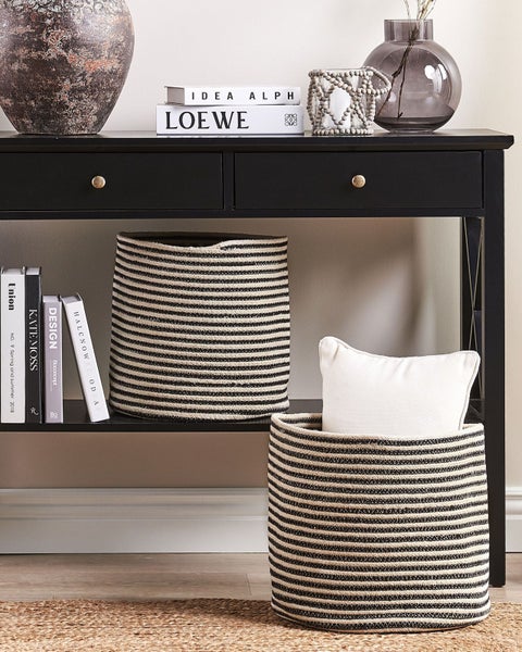 Abmessungen von zwei Pflanzgefäßen: Durchmesser 33 cm, Höhe 32 cm