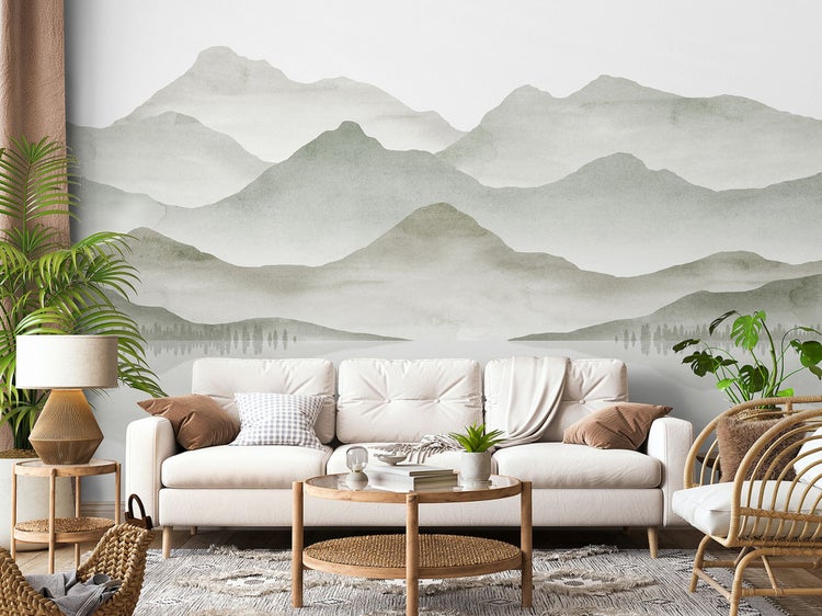 Wohnzimmer mit Sofa, Tisch und Wandbild mit Bergmotiv für eine natürliche Atmosphäre