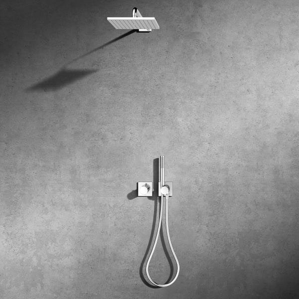 Unterputz-Duschsystem bestehend aus quadratischem Regenduschkopf, runder Einhebelmischer-Armatur und Stabhandbrause an einer grauen Wand.