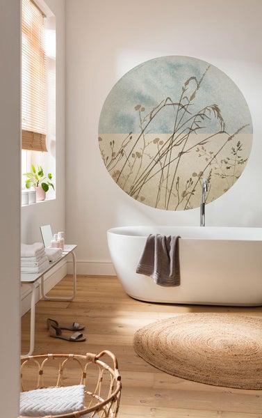 Helles Badezimmer mit Badewanne, rundem Wandbild und Holzfußboden