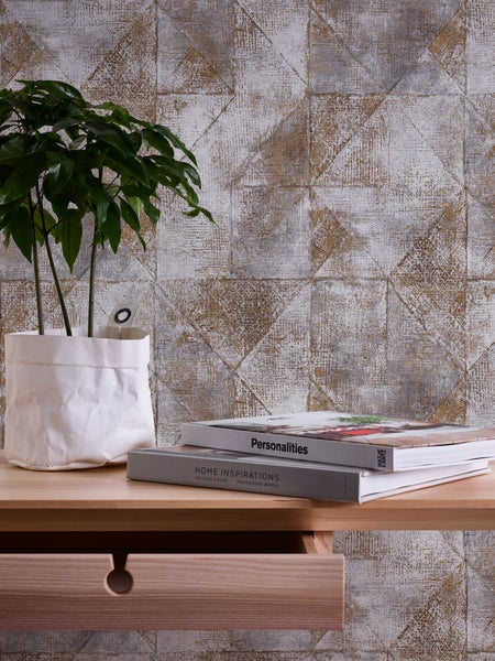 Dekorative Tapete mit geometrischem Dreiecksmuster an der Wand