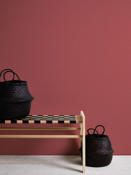Holzregal mit geflochtenen Körben zur Aufbewahrung
