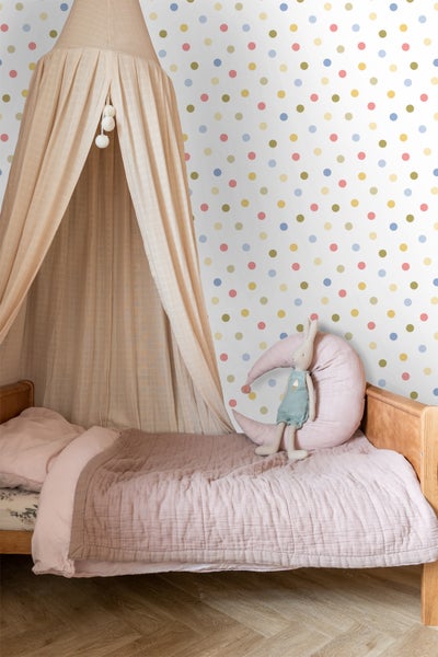 Kinderzimmer mit Himmelbett, Bettwäsche und Punktmuster-Tapete