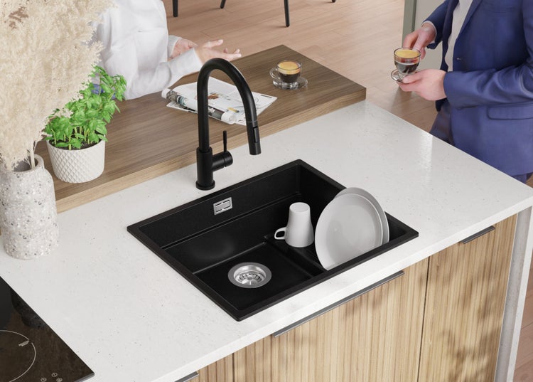 Küchenszene mit Spüle, Wasserhahn, Geschirr und zwei Personen