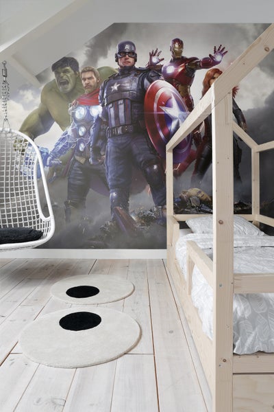 Kinderzimmer mit Wandbild der Avengers, Hängekorbsessel und niedrigem Bett