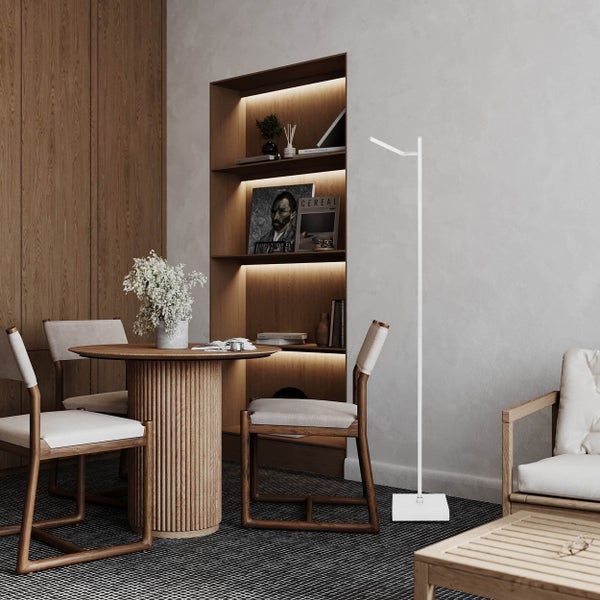 Helles Zimmer mit Esstisch, Stühlen, Bücherregal und Stehlampe