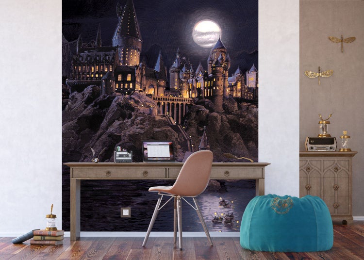 Raum mit Schreibtisch und Harry-Potter-Tapete mit Hogwarts-Motiv