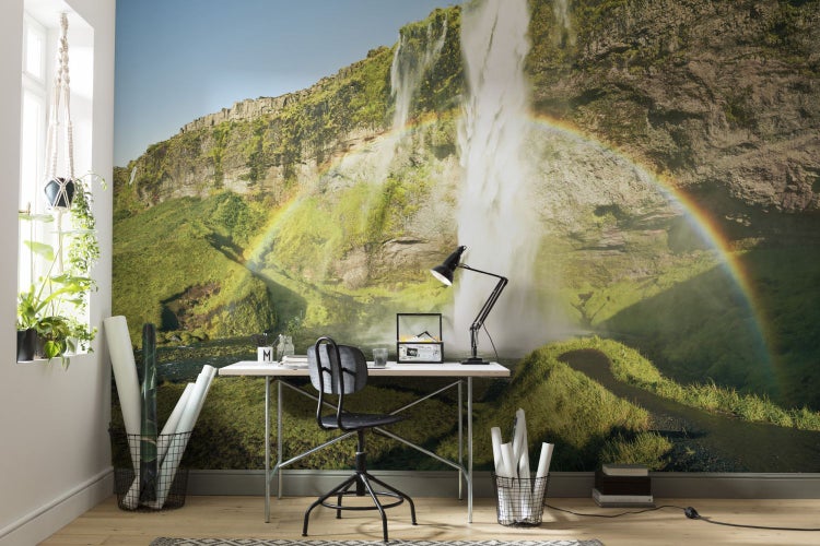 Arbeitszimmer mit Fototapete, die einen Wasserfall und einen Regenbogen zeigt