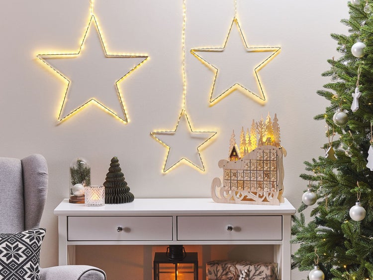 Dekoratives Interieur mit beleuchteten Sternen, Adventskalender und Weihnachtsbaum für festliche Stimmung