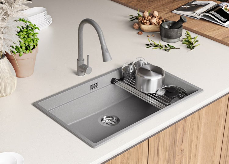 Küchenspüle mit Abtropfgestell und Armatur auf einer Küchentheke