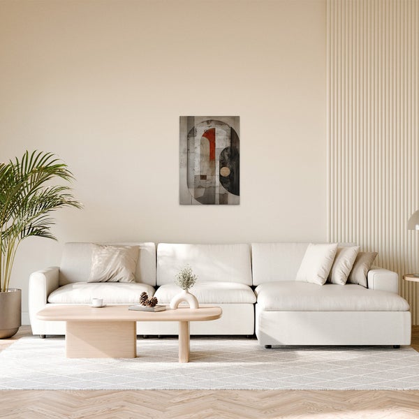 Wohnzimmer mit Sofa, Tisch und einem Bild mit abstrakten Formen an der Wand