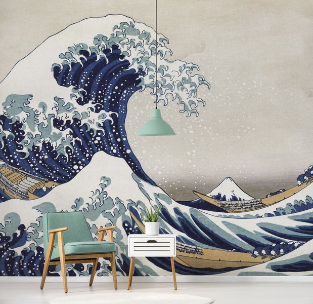 Raum mit Wandbild, das eine große Welle, Boote und einen Berg zeigt