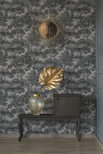 Raum mit Tapete mit Waldmuster, Spiegel, Tisch, Blumenvase und goldenem Blatt