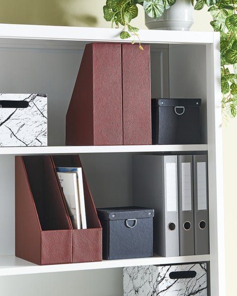 Regal mit Ordnern, Stehsammlern und Aufbewahrungsboxen zur Büroorganisation