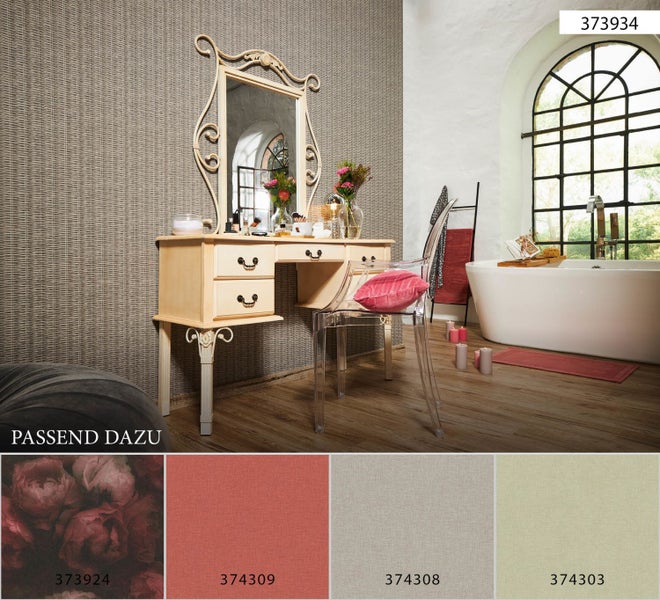 Badezimmer mit Badewanne, Waschtisch mit Spiegel, Stuhl und Textiltapete