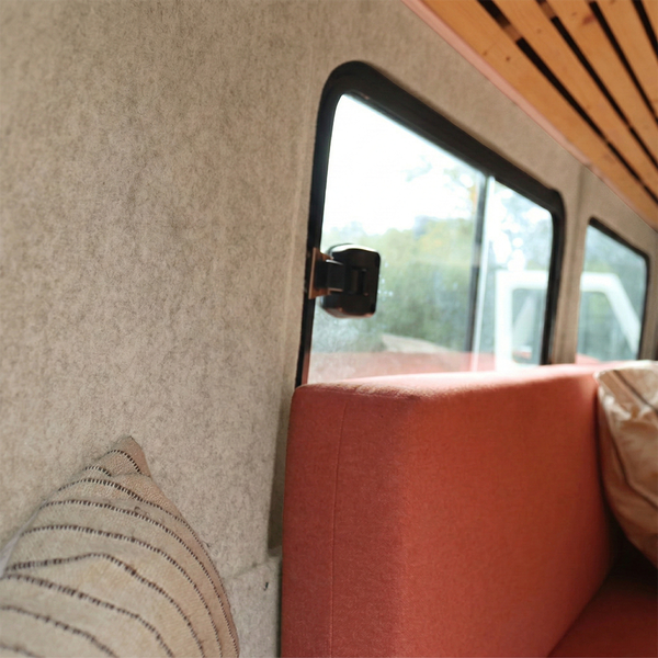 Innenraum eines Fahrzeugs mit Filzwand, Fenster und Sitzgelegenheit