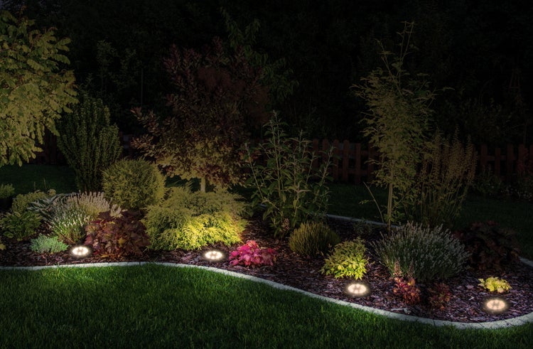 Terrassenszene mit Rattansofas, Tisch und LED-Lautsprecherwürfel