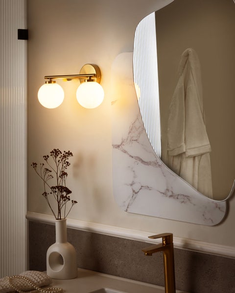 Badezimmer Interieur mit Lampe, Spiegel und Dekoration