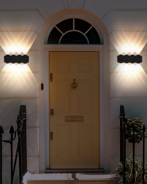 Zwei LED-Außenwandleuchten mit jeweils drei Lampen