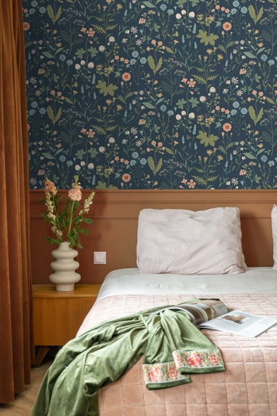 ESTAhome Tapete Feldblumen Dunkelblau, Grün und Rosa - 53 cm x 10.05 m - 139698