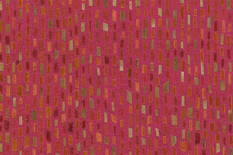 Tapete mit einem Muster aus unregelmäßigen, vertikal angeordneten kleinen Rechtecken in Gold, Bronze und Orange auf dunkelrosa Grund.