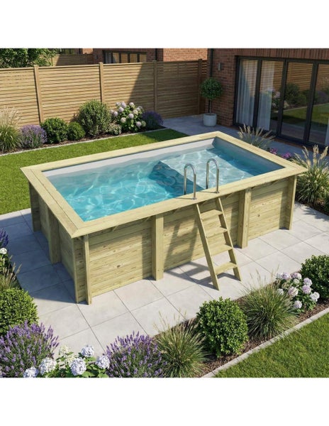 Holzpool mit Leiter im Garten