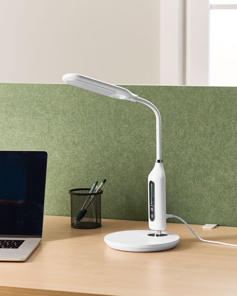 Weiße Schreibtischlampe mit LED-Beleuchtung auf einem Schreibtisch