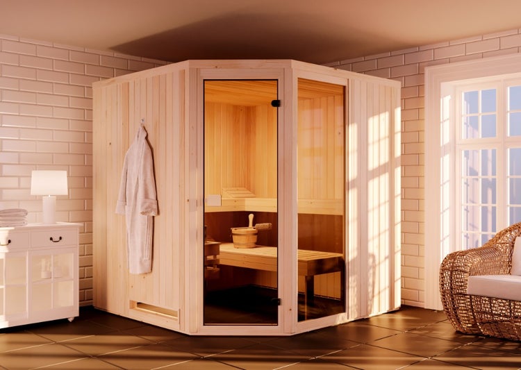 Ecksauna aus Holz mit Glastür und Inneneinrichtung in einem hellen Wellnessbereich mit Bademantel und Korbsessel.