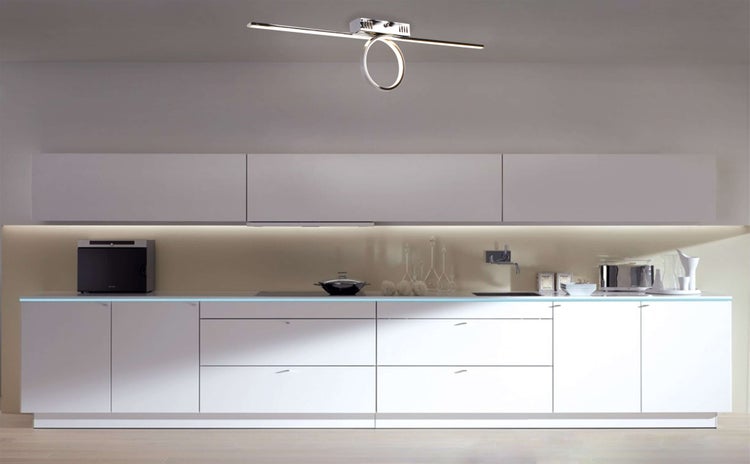 Moderne Küche mit weißen Schränken und einer Deckenleuchte mit Ringdesign