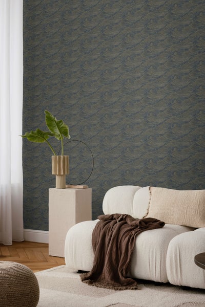 Wohnzimmer mit braunem Sofa, Couchtisch, Teppich und gemusterter Tapete