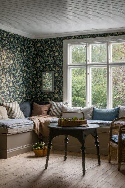 Dekorputz mit weißen und schwarzen Kieselsteinen