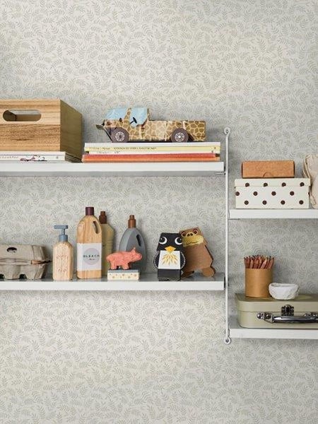 Flachfräsbohrer beim Bohren eines Lochs in einen Holzbalken