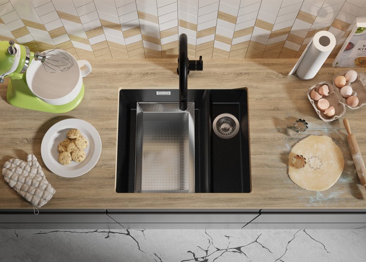 Küchenspüle aus Verbundwerkstoff mit Spültischarmatur in einer Küchenszenenansicht von oben.