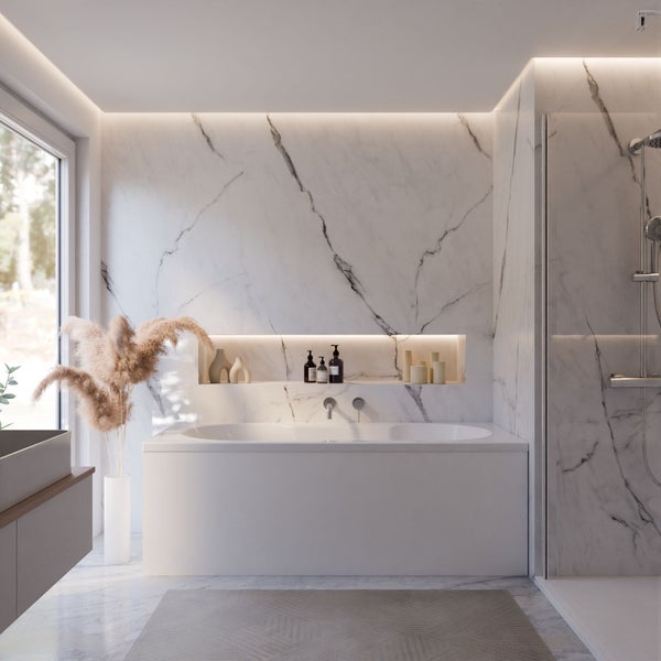 Helles Badezimmer mit Badewanne, Dusche und Waschtisch