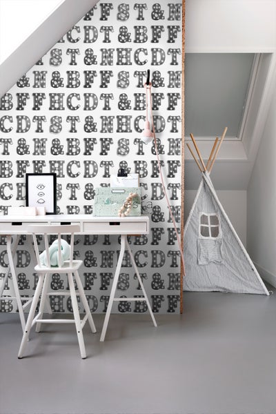 Kinderzimmer mit Schreibtisch, Stuhl, Tipi und Buchstaben-Tapete