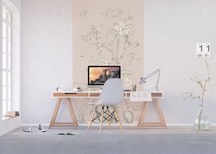 Helles Arbeitszimmer mit Schreibtisch, Bürostuhl und floraler Wandtapete für ein freundliches Ambiente.