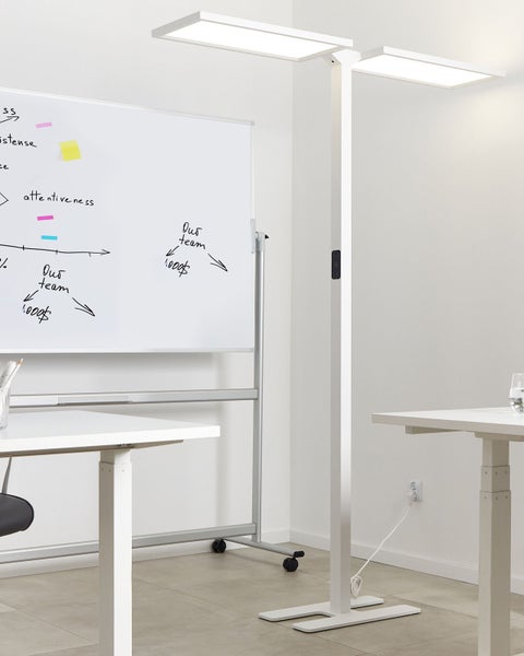 Büro mit Stehleuchte, Whiteboard und Schreibtischen für den Hornbach Webshop.