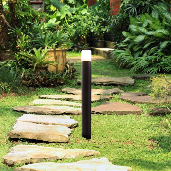 Gartenweg mit Trittsteinen und Gartenleuchte