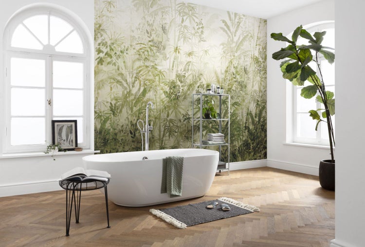 Helles Badezimmer mit freistehender Badewanne, Regal, Dekoration und Wandbild mit Pflanzenmotiven