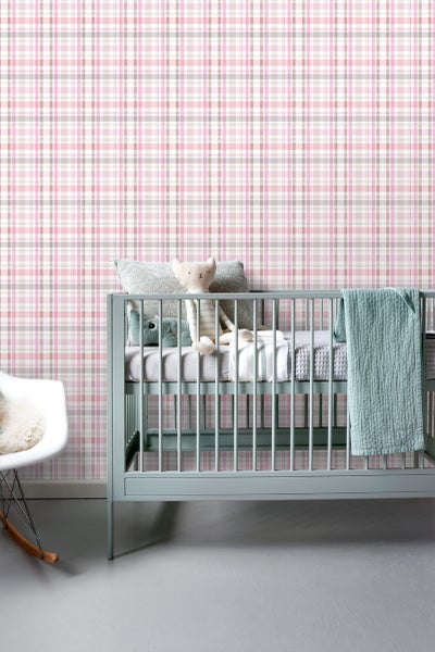 Babyzimmer mit karierter Tapete, Babybett und Schaukelstuhl