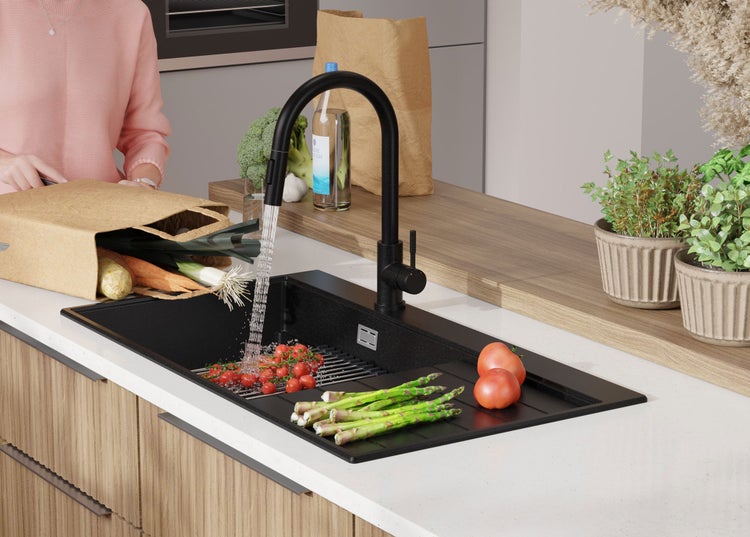 Spüle mit Gemüse unter einem Wasserhahn in einer modernen Küche