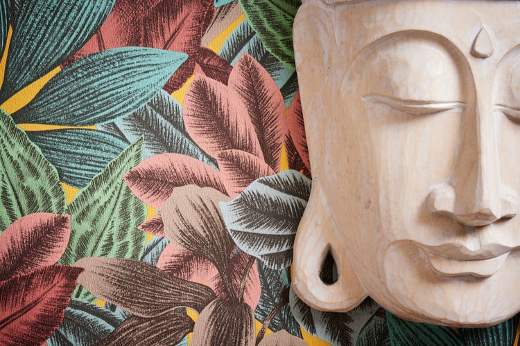 Schwarze Duschwanne mit Ablaufgarnitur auf Kies