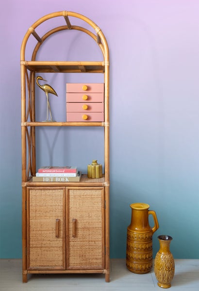 Regal aus Rattan mit Ablagen, Schrank und dekorativen Gegenständen