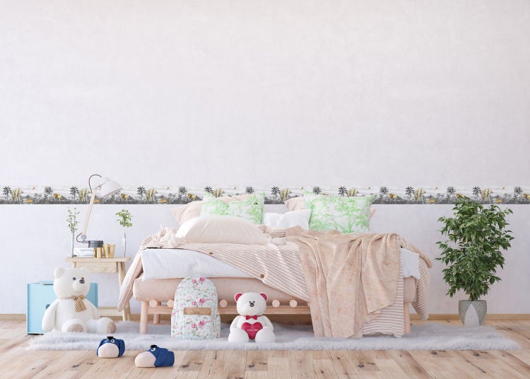 Kinderzimmer mit Tier-Tapetenbordüre, Bett und Dekorationen für ein gemütliches Ambiente