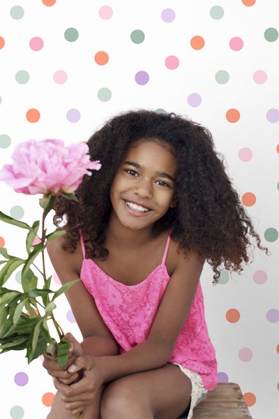 Wohnzimmer-Szene mit Couch und dekorativen Kissen mit Muster