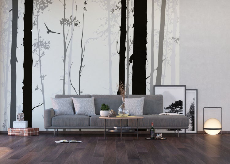 Wohnzimmer mit Waldtapete, Sofa und Dekorationen für eine gemütliche Atmosphäre