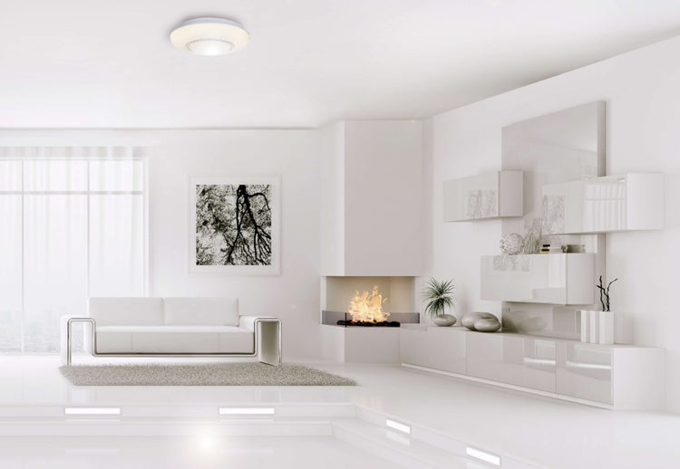 Helles Wohnzimmer mit Deckenleuchte, Sofa und Kamin