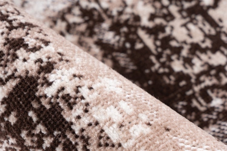Nahaufnahme eines weichen, gemusterten Teppichs mit dichtem Flor und abstraktem Design.